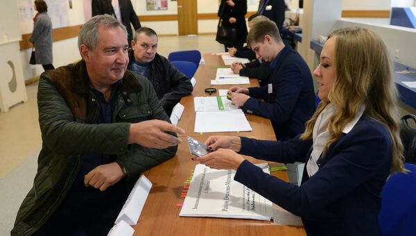 Заместитель председателя правительства РФ Дмитрий Рогозин в единый день голосования на избирательном участке № 90