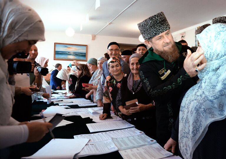 Временно исполняющий обязанности главы Чечни Рамзан Кадыров в единый день голосования на избирательном участке №165 в селе Центарой