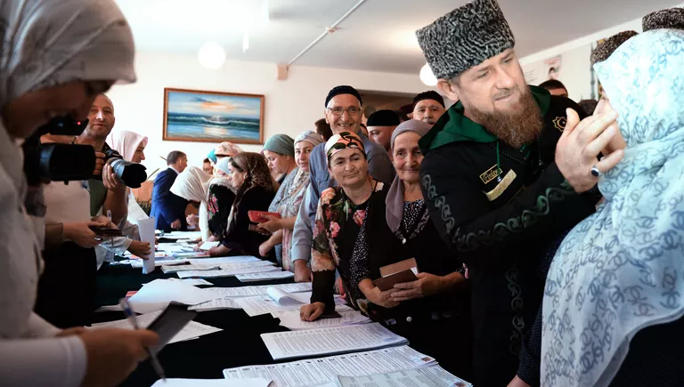 Временно исполняющий обязанности главы Чечни Рамзан Кадыров в единый день голосования на избирательном участке №165 в селе Центарой Временно исполняющий обязанности главы Чечни Рамзан Кадыров в единый день голосования на избирательном участке №165 в селе Центарой