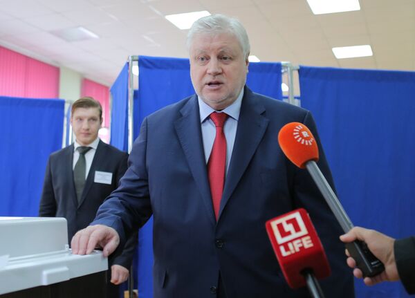 Председатель партии Справедливая Россия Сергей Миронов во время интервью журналистам в единый день голосования на избирательном участке №73 в Москве.