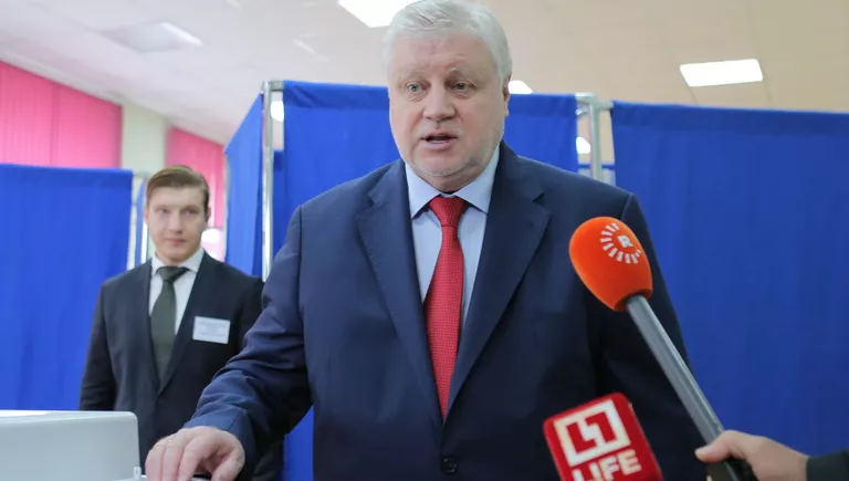 Председатель партии Справедливая Россия Сергей Миронов во время интервью журналистам в единый день голосования на избирательном участке №73 в Москве. Председатель партии Справедливая Россия Сергей Миронов во время интервью журналистам в единый день голосования на избирательном участке №73 в Москве.