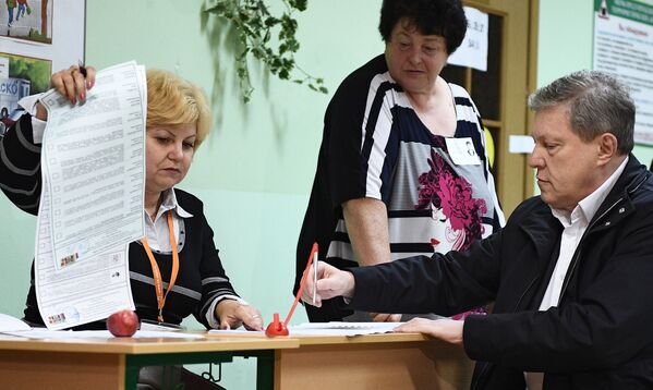 Председатель Федерального политического комитета партии Яблоко Григорий Явлинский в единый день голосования на избирательном участке №2579 в Москве