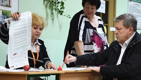 Председатель Федерального политического комитета партии Яблоко Григорий Явлинский в единый день голосования на избирательном участке №2579 в Москве
