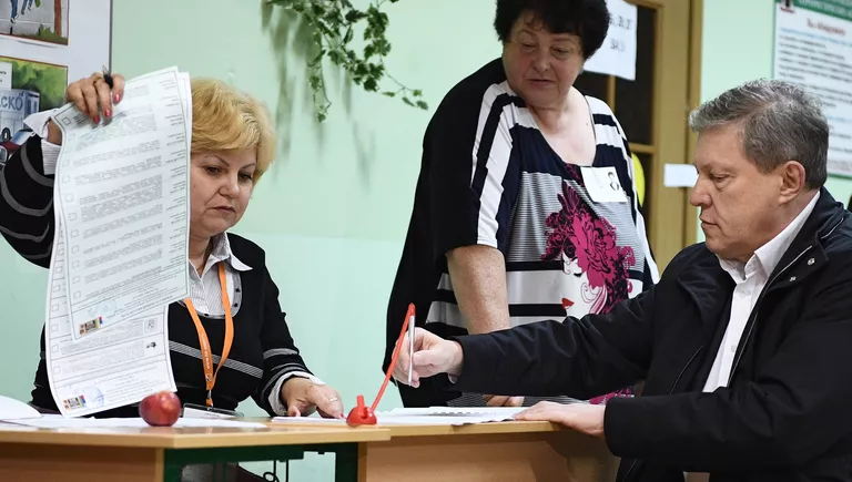 Председатель Федерального политического комитета партии Яблоко Григорий Явлинский в единый день голосования на избирательном участке №2579 в Москве Председатель Федерального политического комитета партии Яблоко Григорий Явлинский в единый день голосования на избирательном участке №2579 в Москве