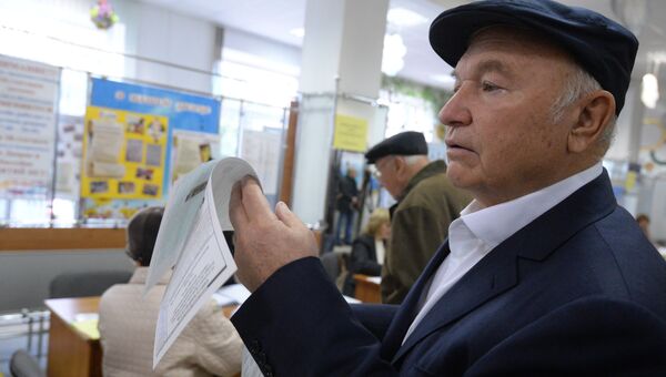 Бывший мэр Москвы Юрий Лужков в единый день голосования на избирательном участке № 142 в Москве