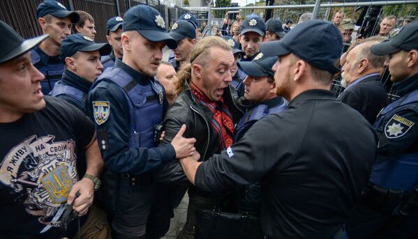Представитель партии Свобода Игорь Мирошниченко во время столкновений с полицией после беспорядков у посольства России в Киеве