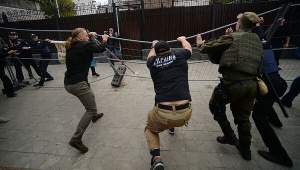 Активисты националистических организаций во время устроенных ими беспорядков у посольства России в Киеве