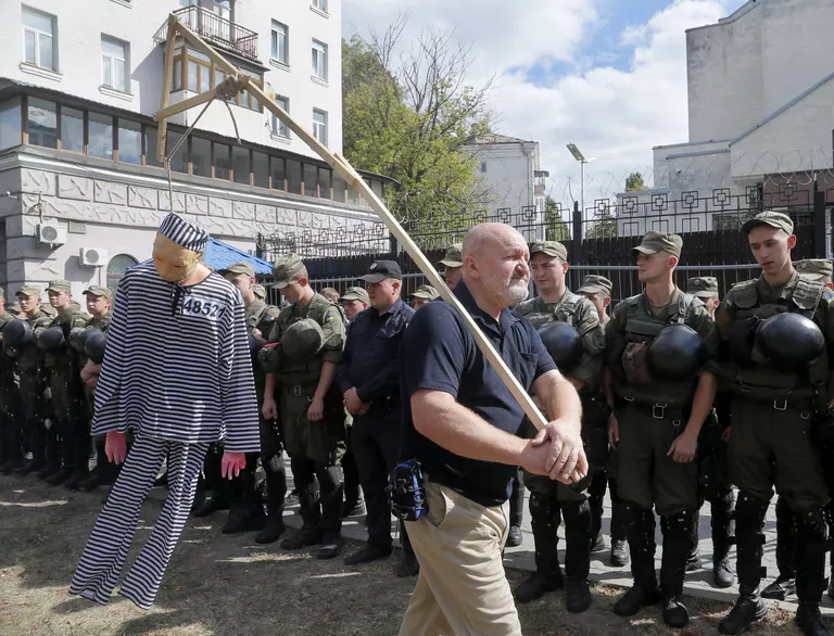 Активисты националистических организаций во время устроенных ими беспорядков у посольства России в Киеве Активисты националистических организаций во время устроенных ими беспорядков у посольства России в Киеве