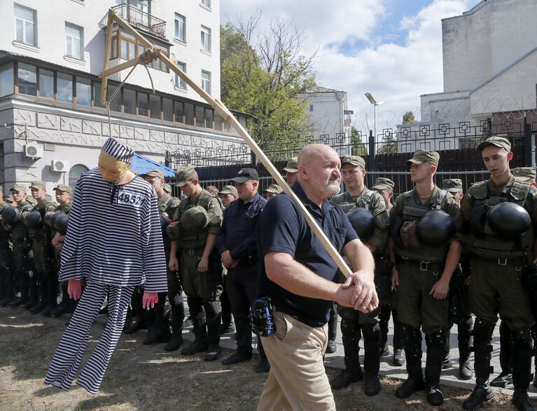 Активисты националистических организаций во время устроенных ими беспорядков у посольства России в Киеве