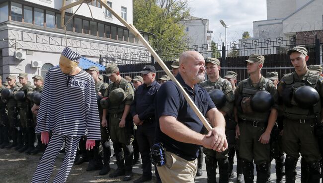 Активисты националистических организаций во время устроенных ими беспорядков у посольства России в Киеве