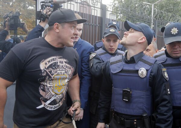 Активист националистической организации во время беспорядков у посольства России в Киеве