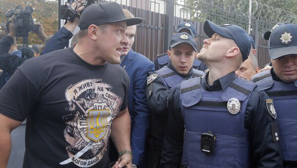 Активист националистической организации во время беспорядков у посольства России в Киеве