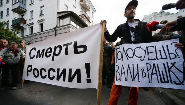 Активисты националистических организаций во время устроенных ими беспорядков у посольства России в Киеве