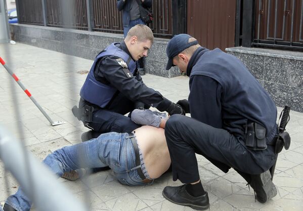 Задержание активиста националистических организаций во время устроенных ими беспорядков у посольства России в Киеве