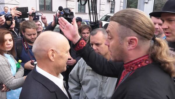 Протестующие у посольства РФ в Киеве не пропускали пришедших на выборы россиян