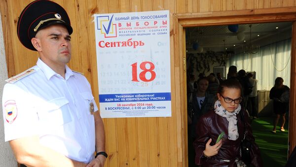 Полицейский и жители Ростова-на-Дону на избирательном участке в единый день голосования.