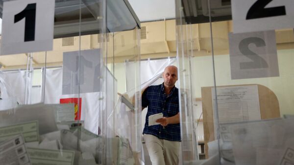 На одном из избирательных участков в Симферополе в единый день голосования. 18 сентября 2016