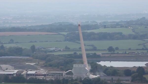 В Британии взорвали 122-метровую заводскую трубу