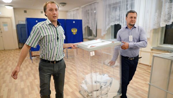 Члены избирательной комиссии во время подсчета голосов. Архивное фото