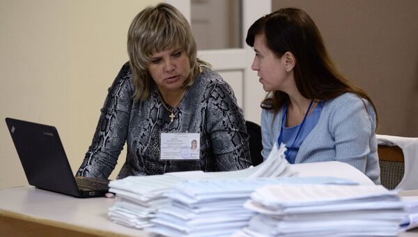 Члены избирательной комиссии во время подсчета голосов на одном из избирательных участков во Владивостоке в единый день голосования