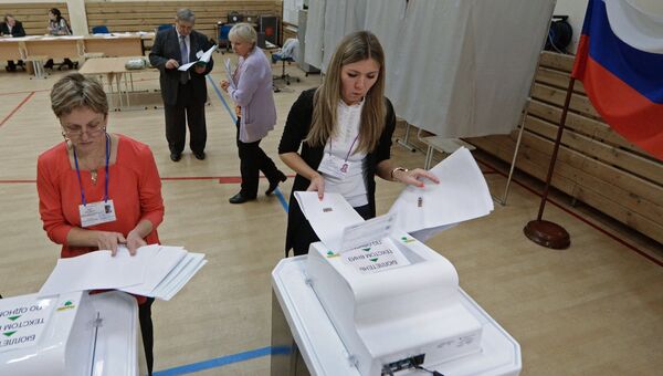 Члены участковой избирательной комиссии № 1331 в Екатеринбурге во время подсчета голосов после окончания единого дня голосования. Архивное фото
