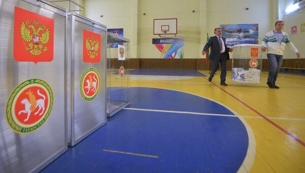Члены избирательной комиссии во время подсчета голосов на избирательном участке №43 в Казани в единый день голосования