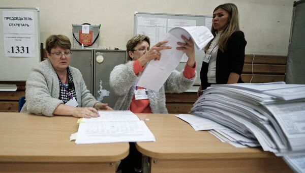 Члены избирательной комиссии во время подсчета голосов на избирательном участке № 1331 в Екатеринбурге в единый день голосования