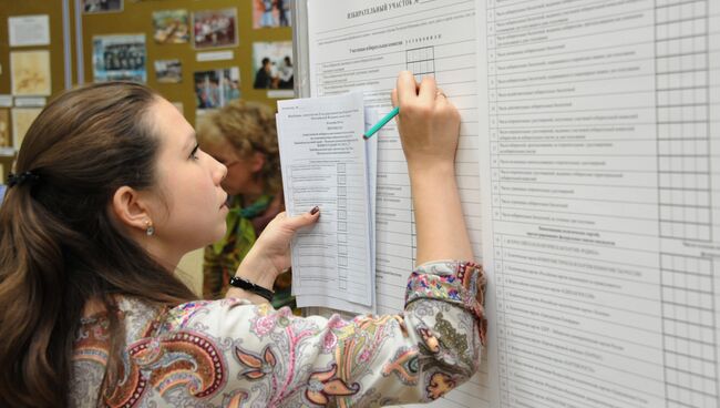 Член избирательной комиссии во время подсчета голосов на одном из избирательных участков в Чите в единый день голосования