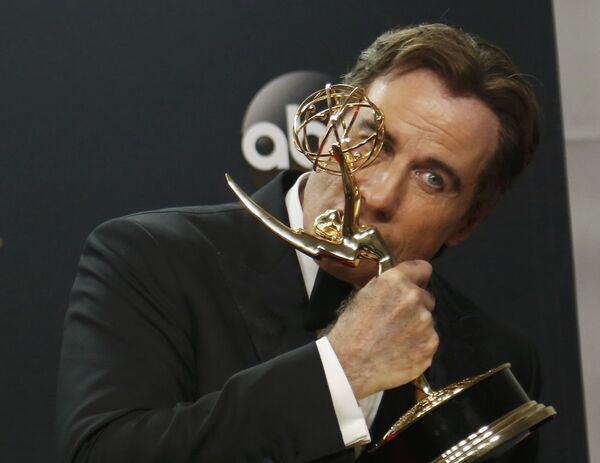 Актер Джон Траволта с наградой на телевизионной премии Эмми 2016 в Лос-Анджелесе, США