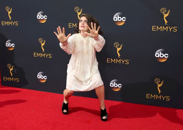 Американская актриса Габи Хоффманнм на телевизионной премии Эмми 2016 в Лос-Анджелесе, США