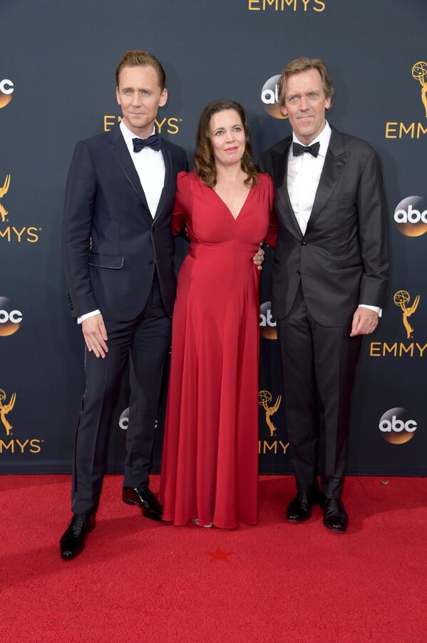 Том Хиддлстон, Оливия Колман и Хью Лори на телевизионной премии Эмми 2016 в Лос-Анджелесе, США