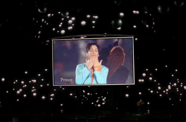 Видео покойного певца Принса на телевизионной премии Эмми 2016 в Лос-Анджелесе, США