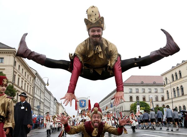 Участники парада на фестивале Октоберфест в Мюнхене