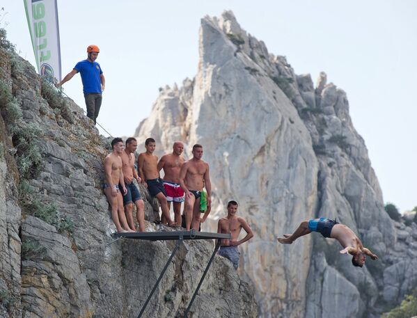 Спортсмены на тренировочной базе для занятий хай-дайвингом на скале Дива в Симеизе в Крыму