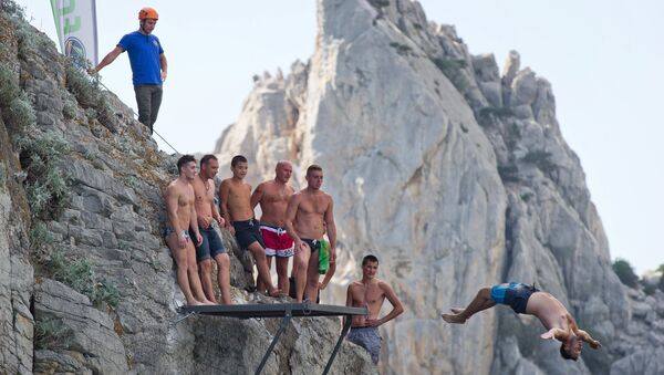 Спортсмены на тренировочной базе для занятий хай-дайвингом на скале Дива в Симеизе в Крыму