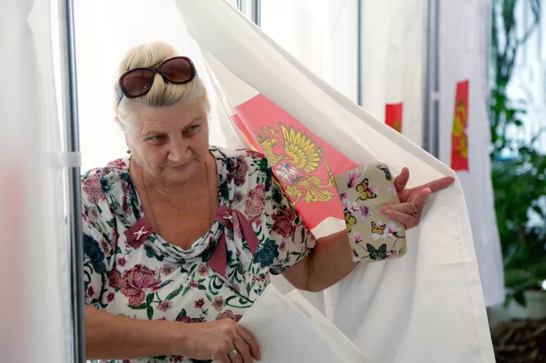 Жительница Симферополя на одном из избирательных участков в единый день голосования Жительница Симферополя на одном из избирательных участков в единый день голосования