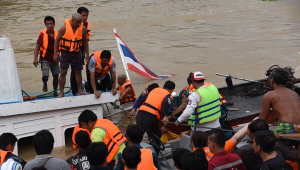Спасатели на месте крушения речного судна в Таиланде. 18 сентября 2016
