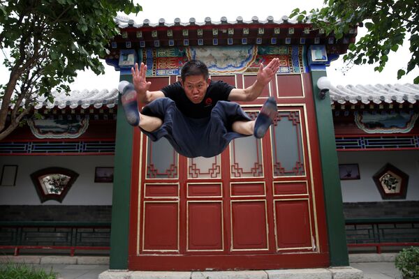 Мастер китайского кунг-фу во время тренировки