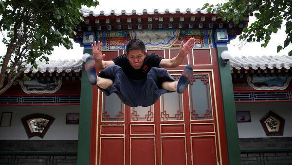 Мастер китайского кунг-фу во время тренировки