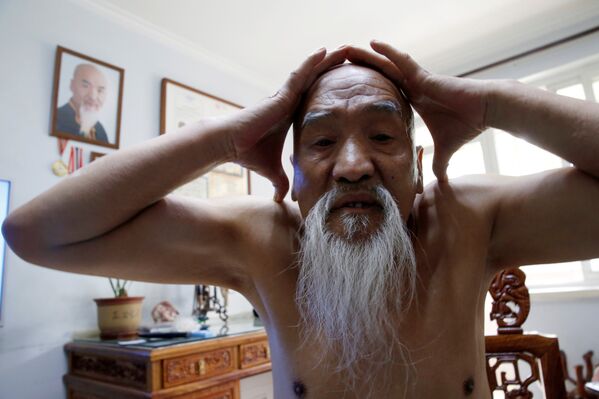Мастер китайского кунг-фу во время тренировки в Пекине