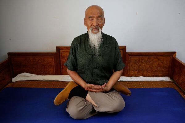 Мастер китайского Кунг-фу во время медитации
