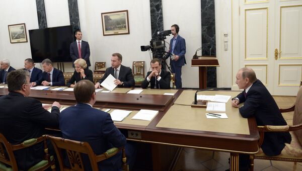 Президент РФ Владимир Путин проводит в Кремле совещание с членами правительства РФ. 19 сентября 2016