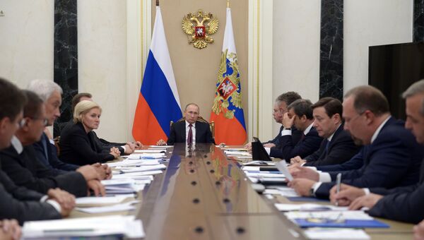 Президент РФ Владимир Путин проводит в Кремле совещание с членами правительства РФ. 19 сентября 2016