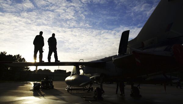 Пилоты на крыле истребителя Tornado GR4 на авиабазе британских ВВС в Норфолке. Архивное фото