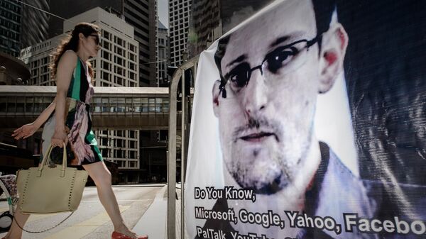 Портрет Эдварда Сноудена на улице в Гонконге. Архивное фото