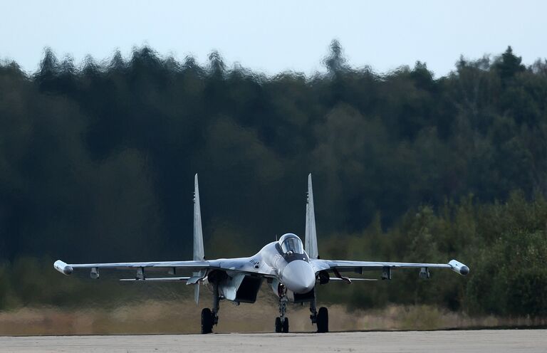 Многоцелевой истребитель Су-35 принимает участие в авиационном шоу на аэродроме в Кубинке на Международном военно-техническом форуме АРМИЯ-2016 Многоцелевой истребитель Су-35 принимает участие в авиационном шоу на аэродроме в Кубинке на Международном военно-техническом форуме АРМИЯ-2016