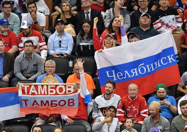 Болельщики сборной России поддерживают свою команду в матче группового этапа Кубка мира по хоккею между сборными командами России и Северной Америки U23