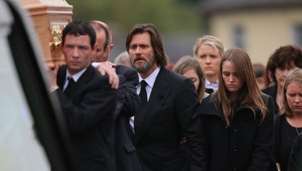 Актер Джим Керри во время похорон Катрионы Уайт. Архивное фото