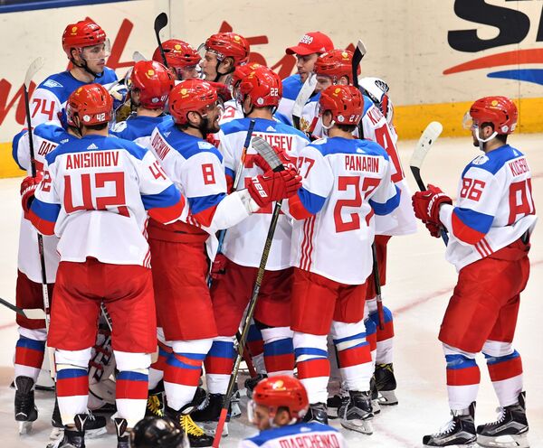 Игроки сборной России радуются победе в матче группового этапа Кубка мира по хоккею между сборными командами России и Северной Америки U23