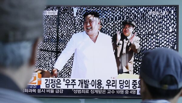Лидер КНДР Ким Чен Ын на испытаниях нового ракетного двигателя на фотографии северокорейской газеты Нодон синмун, показанной по телевидению в Сеуле, Южная Корея. 20 сентября 2016